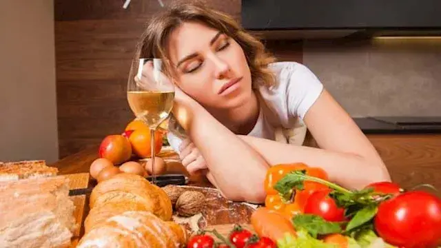 لماذا نشعر بالنعاس بعد تناول الطعام؟