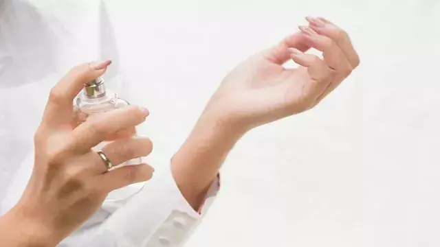 لماذا تختلف رائحة العطر من امرأة لأخرى رغم استخدام نفس النوع؟