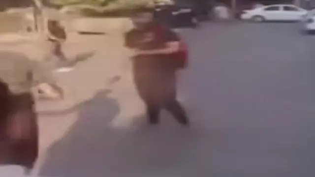 "طعن والده بـ16 طعنة".. فيديو يوثق محاولة هرب المتهم بقتل والده قبل القبض عليه
