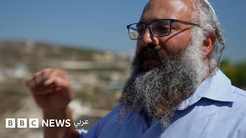 مستوطن إسرائيلي في الضفة الغربية يقول لبي بي سي إن الهجمات على الفلسطينيين مبررة بوصفها ثأراً