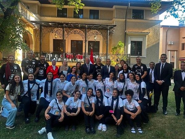 السفارة المصرية في رومانيا تكرم ناشئات كرة اليد بعد إنجاز المونديال