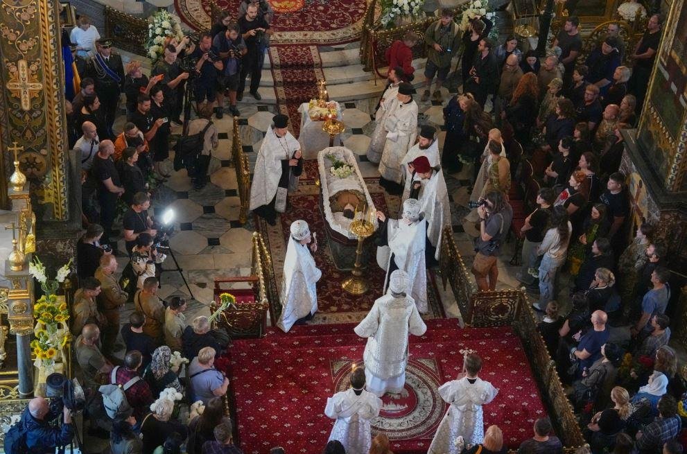 أوكرانيا تكرم متطوع قُتل أثناء انتشاله لجثامين قتلى الحرب