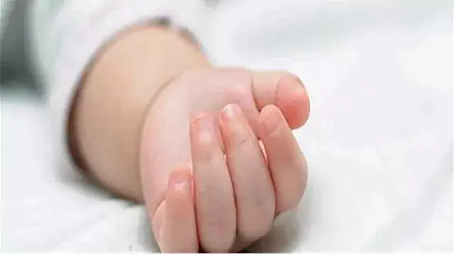 "حرقوا قلبي عليك".. أب ينعى رضيعه بعد اتهام جدته بقتله في كفر الشيخ