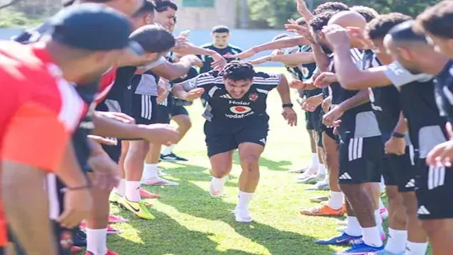 "خلال المران".. استقبال خاص من لاعبي الأهلي للصفقات الجديدة