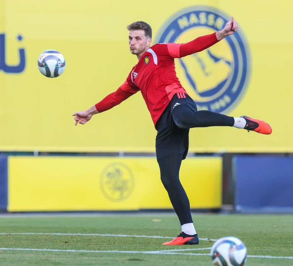 النصر يتراجع ويحتفظ بحارسه