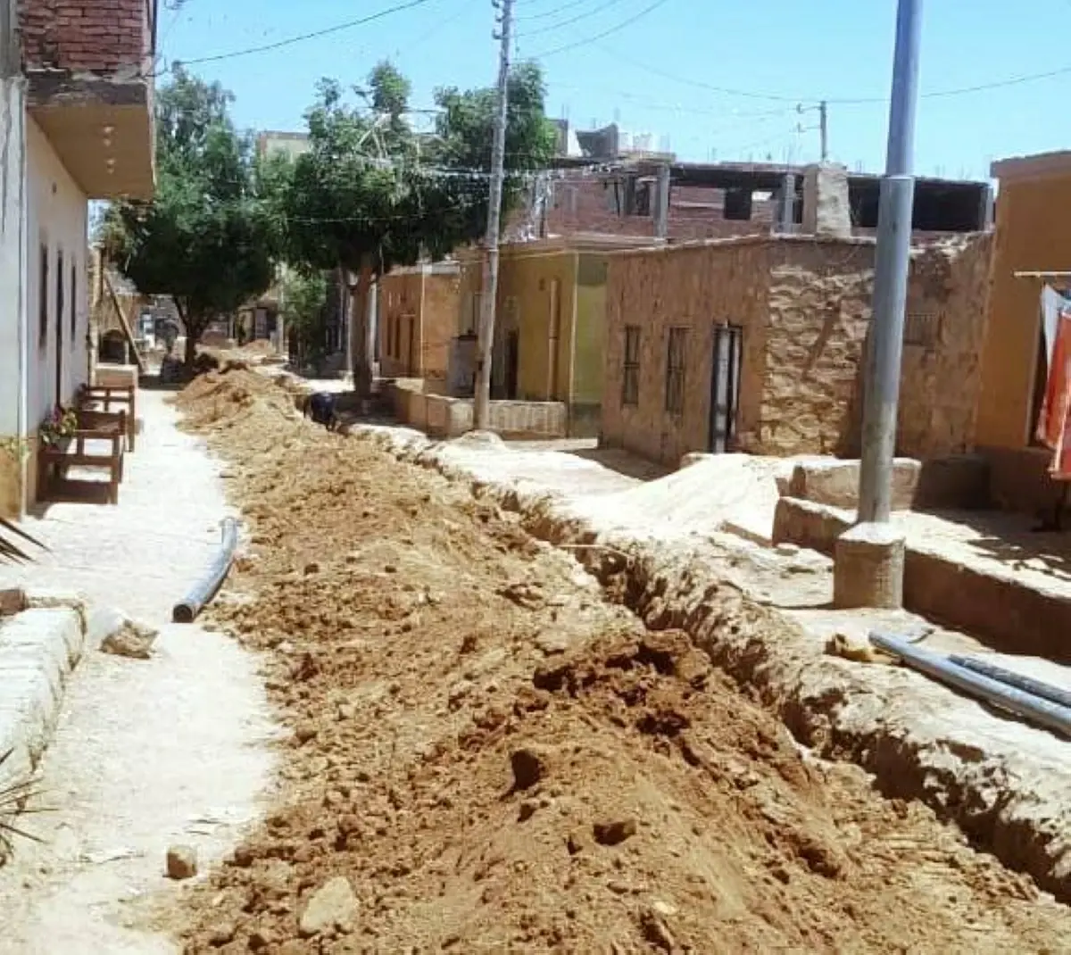 محافظ أسوان يوجه بتسريع معدلات الإنجاز وتحسين الخدمات بالمشروعات الجارية في نصر النوبة