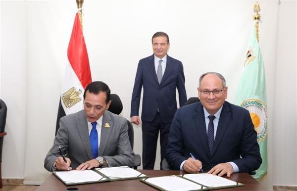 وزير الزراعة يشهد توقيع اتفاق بين الريف المصري الجديد ومركز البحوث الزراعية للتوسع في إنتاج هجن الطماطم بمنطقة المغرة