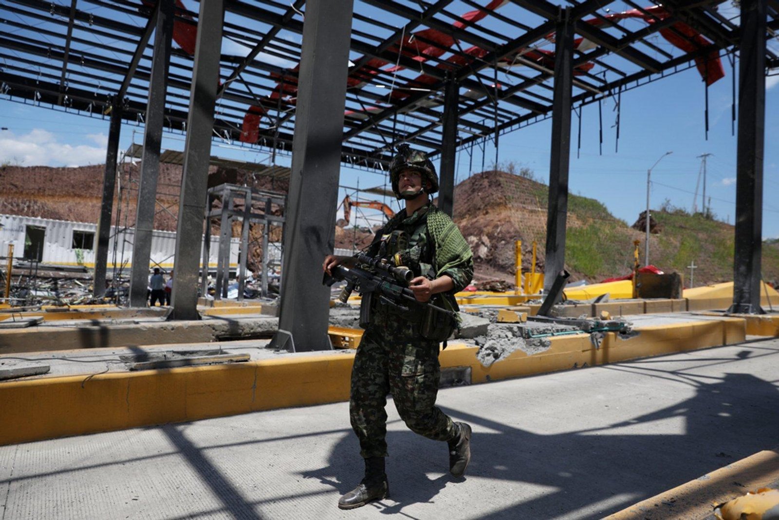 Car bomb hits Colombia highway day after new president sworn in