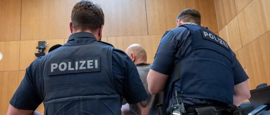 تغريم عمدة بلدة ألمانية سابق 7200 يورو لتجسسه على سكرتيرته