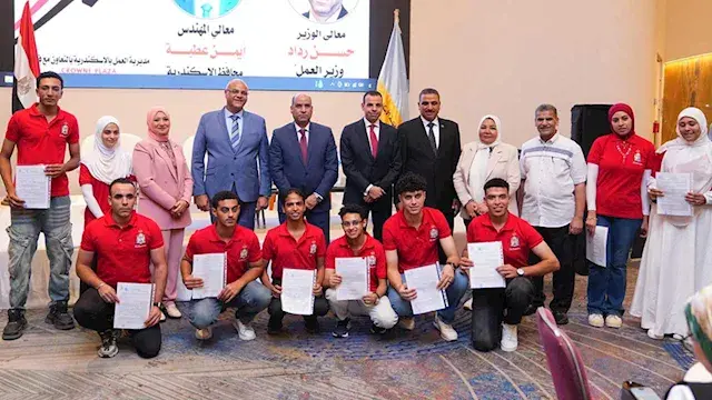 وزير العمل يسلم عقودًا للشباب وذوي الهمم ويكرم خريجي التدريب بالإسكندرية
