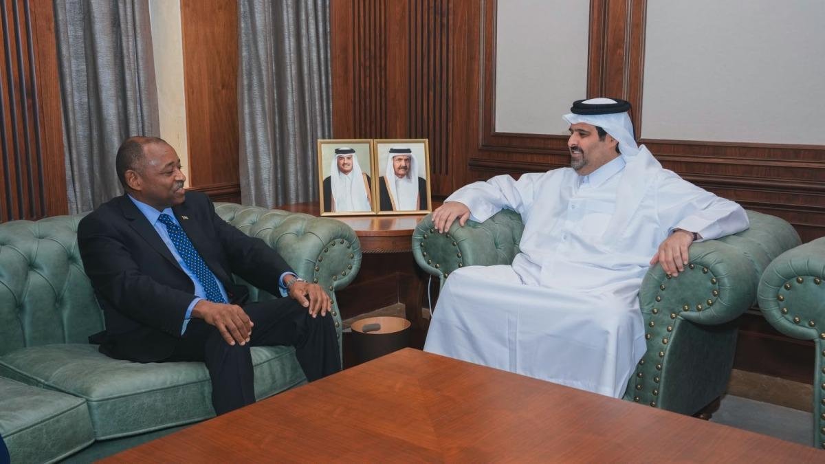 الرئيس التنفيذي للمؤسسة القطرية للإعلام يجتمع مع سفير السودان