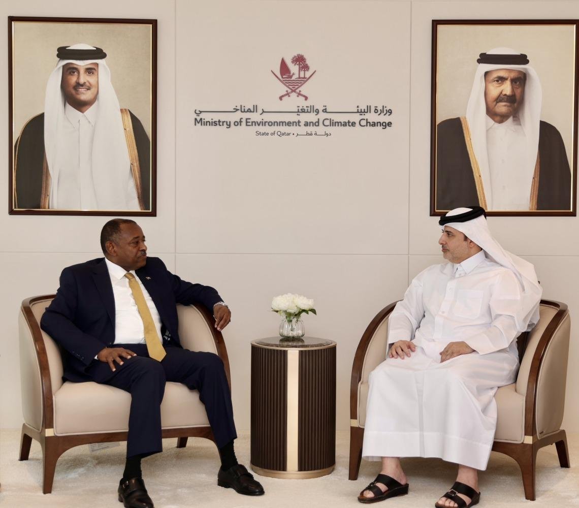 وزير البيئة والتغير المناخي يجتمع مع السفير السوداني