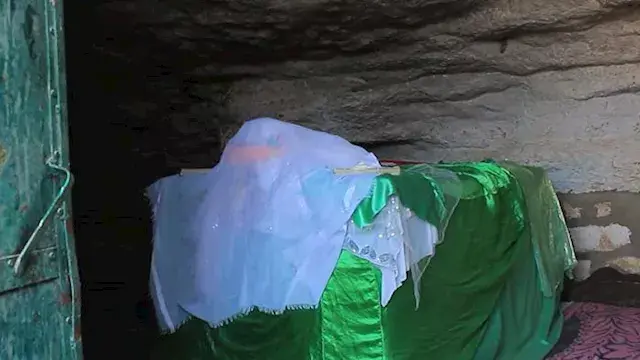 "بقعة حمراء لا تجف وخفافيش تمل...