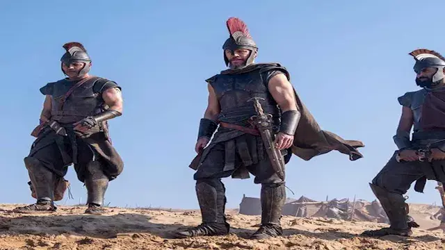 "القدر اختاره".. صورة متداولة لنجم "The Odyssey" يقرأ رواية الفيلم قبل سنوات