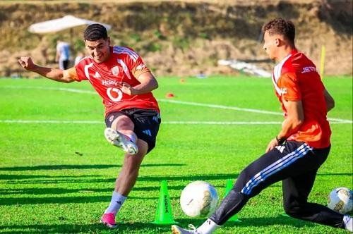 بن جديدة يقود الهجوم في تشكيل الأهلي المتوقع أمام بادالونا الإسباني