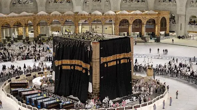 تثبيت كسوة الكعبة الجديدة على الجهات الأربع تزامنًا مع العام الهجري- صور