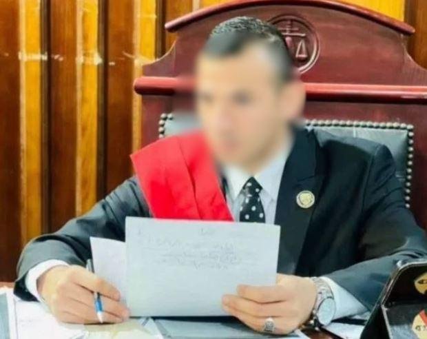 القاضي المزيف في التحقيقات: دفعت أموالا زهيدة لموظفي المحكمة لتسهيل تصوير الفيديوهات