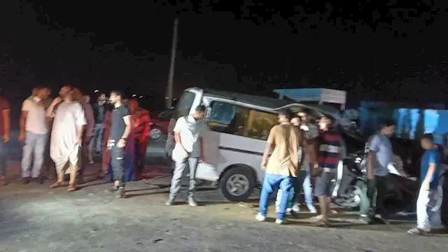 جثة و19مصابًا.. أسماء ضحايا تصادم سيارة أجرة بجرار في كفر الشيخ (صور)