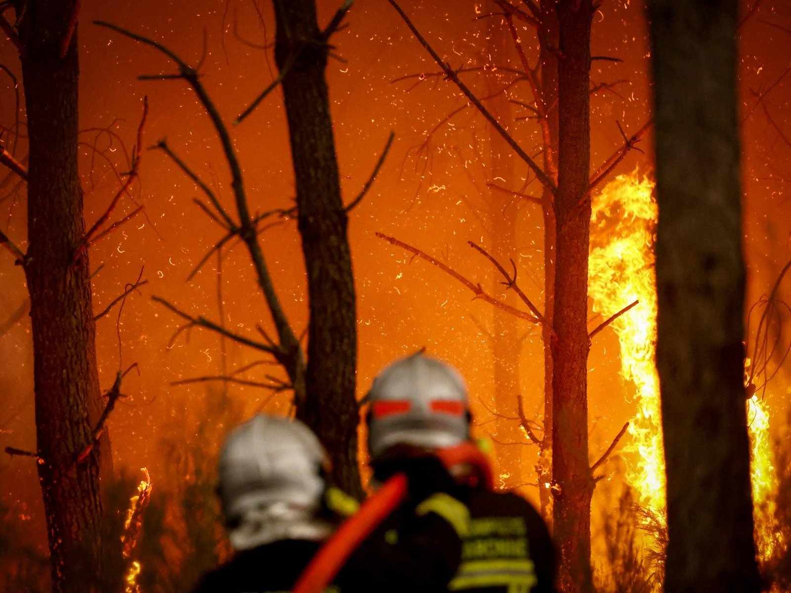 Macron calls crisis meeting of French cabinet as blaze approaches Bordeaux